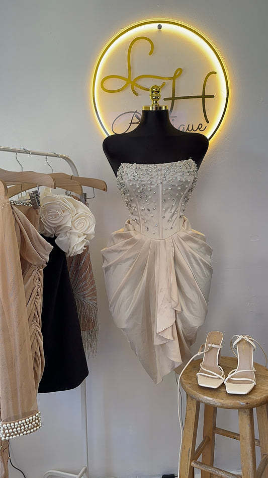 Vestido elegante aperlado